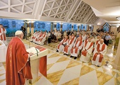 W czasie Mszy św. w kaplicy Domu św. Marty papież codziennie głosi krótkie  improwizowane kazania.