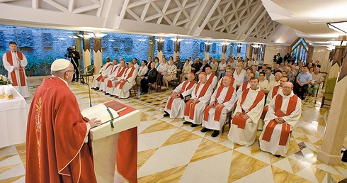 W czasie Mszy św. w kaplicy Domu św. Marty papież codziennie głosi krótkie  improwizowane kazania.