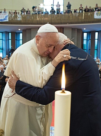 Papież wysłuchał świadectwa ks. Ernesta Simoniego – męczennika komunizmu – w czasie swojej wizyty w Albanii.