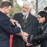 Prezydent Andrzej Duda i Krzysztof Jaraczewski, dyrektor muzeum i wnuk Marszałka, z aktem erekcyjnym Muzeum Józefa Piłsudskiego.