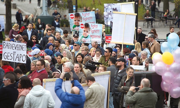 Imigranci żyjący w Norwegii protestują przeciwko praktykom urzędu ochrony dzieci (Oslo, kwiecień 2016).