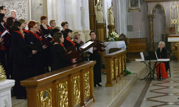 W pierwszym rzędzie z mikrofonem Maria Halicka. Siedzi Maria Czarnecka-Cieślak