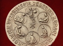 Na odwrocie medalu "Dei Regno Servire" wyobrażono uczynki miłosierne co do ciała.
