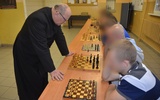 Z szachownicą za kratami