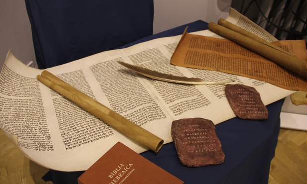 Podróż w czasie z Biblią w dłoni