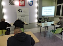 Do pisania dyktanda w Zakładzie Karnym w Łowiczu przystapilo 6 osadzonych