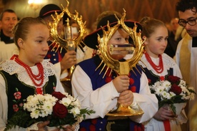 Relikwiarze do świątyni wniosły delegacje młodzieży i rodzin w regionalnych strojach