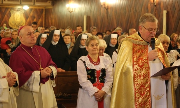 Wraz z bp. Piotrem Gregerem obraz Jezusa Miłosiernego powitał proboszcz ks. kan. Jacek Jaskiernia