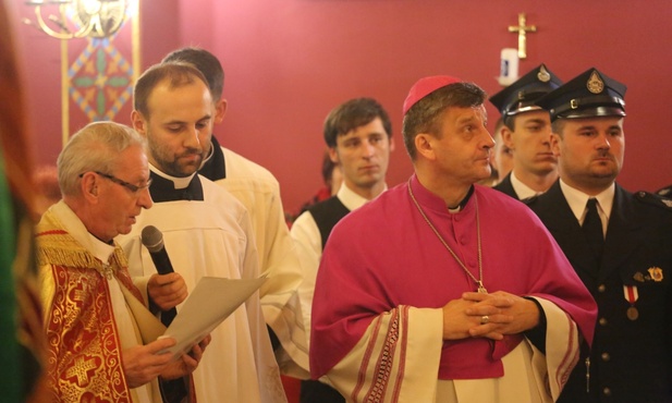 Jako pierwsi obraz Jezusa Miłosiernego powitali: bp Roman Pindel i ks. prał. Władysław Nowobilski