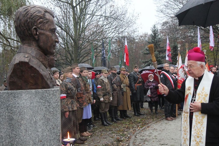 Odłonięcie pomników Żołnierzy Niezłomnych