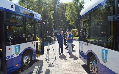 	Sukces zakopiańskiego burmistrza (stoi między autobusami) to bezapelacyjnie wprowadzenie komunikacji miejskiej.