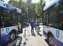 	Sukces zakopiańskiego burmistrza (stoi między autobusami) to bezapelacyjnie wprowadzenie komunikacji miejskiej.