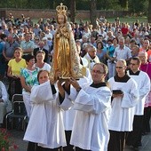 ▲	Brzemienna, Bolesna, Pani Niezawodnej Nadziei – to tytuły, którymi zwracamy się do Matki Bożej w trzech sanktuariach z koronowanymi cudownymi figurami (na zdjęciu: Skępe).