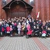 Rodziny uczestniczące w rekolekcjach Domowego Kościoła w Serpelicach.