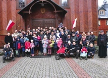 Rodziny uczestniczące w rekolekcjach Domowego Kościoła w Serpelicach.