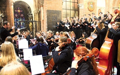 ▲	Po Eucharystii odbył się m.in. koncert uwielbienia.