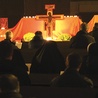 ▲	Ogólnopolskie Forum Młodych zwieńczyła adoracja krzyża ubogacona śpiewami z Taizé.