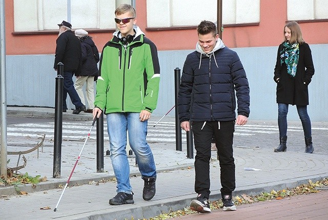 Spacer z laską niewidomych – w asyście kolegów-pomocników.