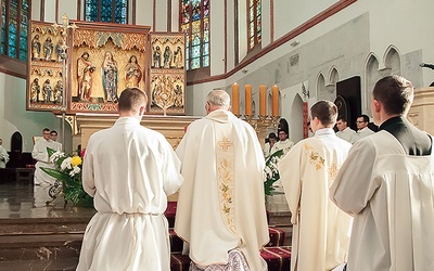 ▲	Przed Najświętszym Sakramentem biskup i wierni przyjęli Chrystusa za Króla i Pana.