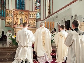 ▲	Przed Najświętszym Sakramentem biskup i wierni przyjęli Chrystusa za Króla i Pana.