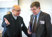 Prof. Achremczyk (z prawej) podkreśla,  że bez chrześcijańskiego dziedzictwa nie ma Warmii.