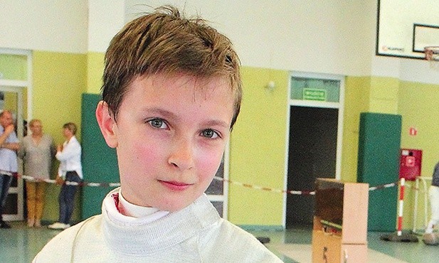 Jedna maska szablisty kosztuje 650 zł.  Dzięki wsparciu MSiT  klub UKS Hajduczek zakupił 9 takich masek.