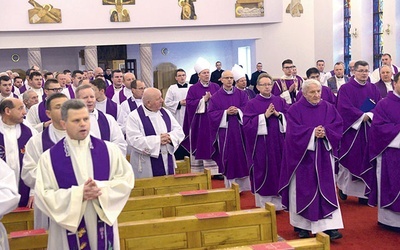 Ponieważ trwa listopad, każdy dzień rozpoczynała Msza św. w intencji zmarłych kapłanów.