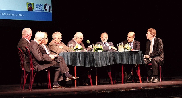 ▲	Dyskusja w Teatrze Nowym otwierająca konferencję, która odbywała się 17 i 18 listopada w Muzeum Górnictwa Węglowego.