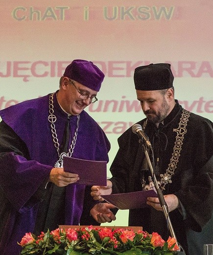 ◄	Deklarację podpisali dziekani wydziałów teologicznych:  ks. prof. Piotr Tomasik (UKSW) oraz prof. Jerzy Ostapczuk (ChAT). 