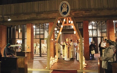 ▲	Podczas obchodów VII Warszawskiego Dnia Modlitwy Różańcowej Brama Miłosierdzia została otwarta w kościele św. Dominika na Służewie.
