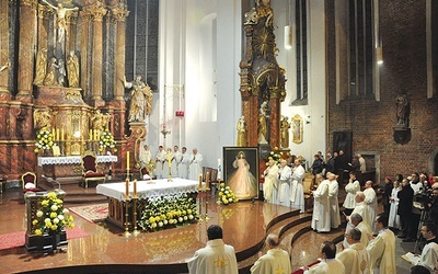 Biskupi opolscy wraz z kapłanami i wiernymi podczas uroczystego odczytania aktu.