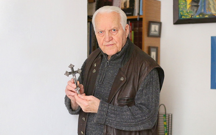 Ks. Tadeusz Żurawski jest przekonany, że życie podczas rzezi wołyńskiej ocalił mu krucyfiks, który zabrał, uciekając ze swojego domu.