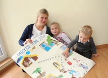 Joanna Gliniecka z dziećmi i wykonanym przez nią kalendarzem adwentowym.