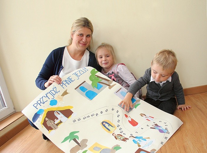 Joanna Gliniecka z dziećmi i wykonanym przez nią kalendarzem adwentowym.