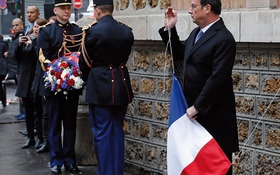 W rocznicę zamachu w Paryżu władze Francji uhonorowały pamięć zamordowanych.