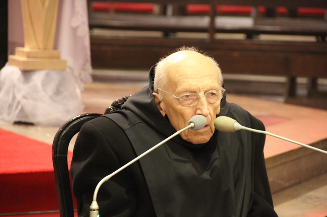 Ojciec Leon Knabit w krypcie katedry