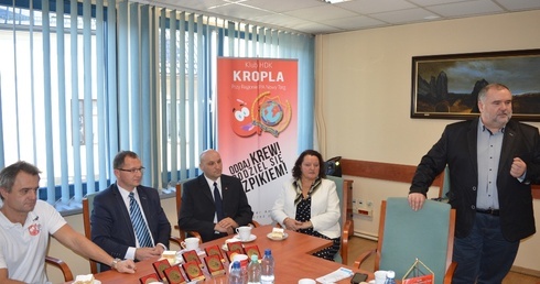 Honorowi dawcy krwi z odznaczeniami