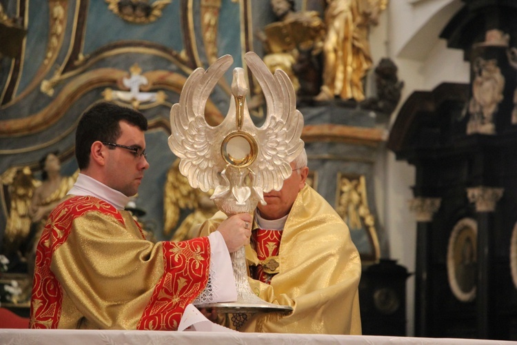 Akt Przyjęcia Jezusa Chrystusa za Króla i Pana w łowickiej katedrze