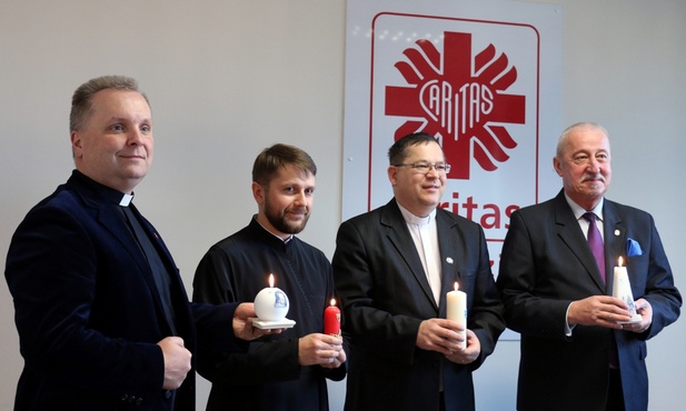 Do wsparcia akcji zachęcają (od lewej): ks. Robert Kowalski, dyrektor Caritas DR, ks. Tomasz Rubczewski, proboszcz parafii prawosławnej,  ks. Wojciech Rudkowski, proboszcz parafii ewangelicko-augsburskiej i Karol Semik, wiceprezydent Radomia
