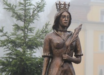 Odsłonięcie pomnika patronki kolejarzy w Zbąszynku