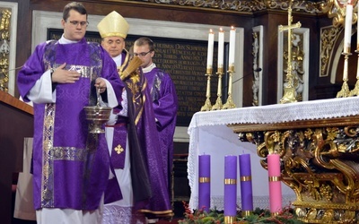 Biskup poświęcił podczas celebracji wieniec adwentowy