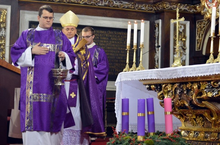 Biskup poświęcił podczas celebracji wieniec adwentowy