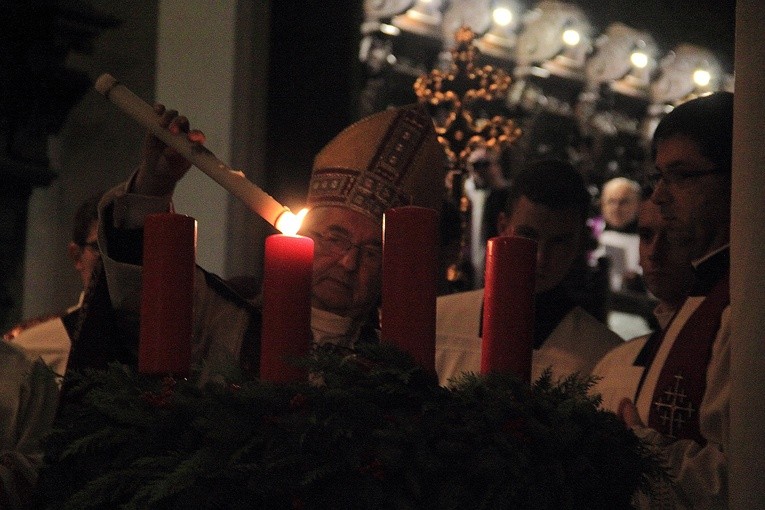 Już pierwsza świeca płonie... 