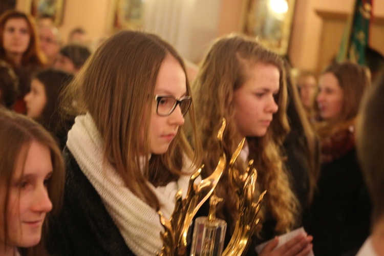 Relikwiarze wniosły do kościoła delegacje młodzieży