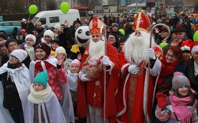 Orszak ma za zadanie ukazanie prawdziwego wizerunku św. Mikołaja, współcześnie skrzywionego i obdartego z szaty sakralnej.