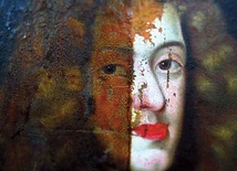 ▲	Fotografia pokazuje, jak wyglądał portret ostatniego Piasta przed konserwacją i po niej.