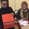 ◄	Ks. Rafał Cyfka przekazuje listy cierpiącym.