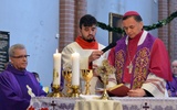 Biskup Adam poświęcił nowe naczynia liturgiczne
