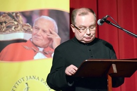 Ks. Krzysztof Moszumański w czasie konferencji o św. Janie Pawle II