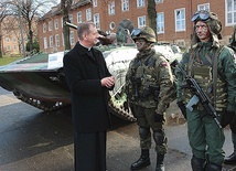 Przed uroczystością biskup polowy Wojska Polskiego gen. bryg. Józef Guzdek obejrzał koszary  22 Karpackiego Batalionu Piechoty Górskiej.